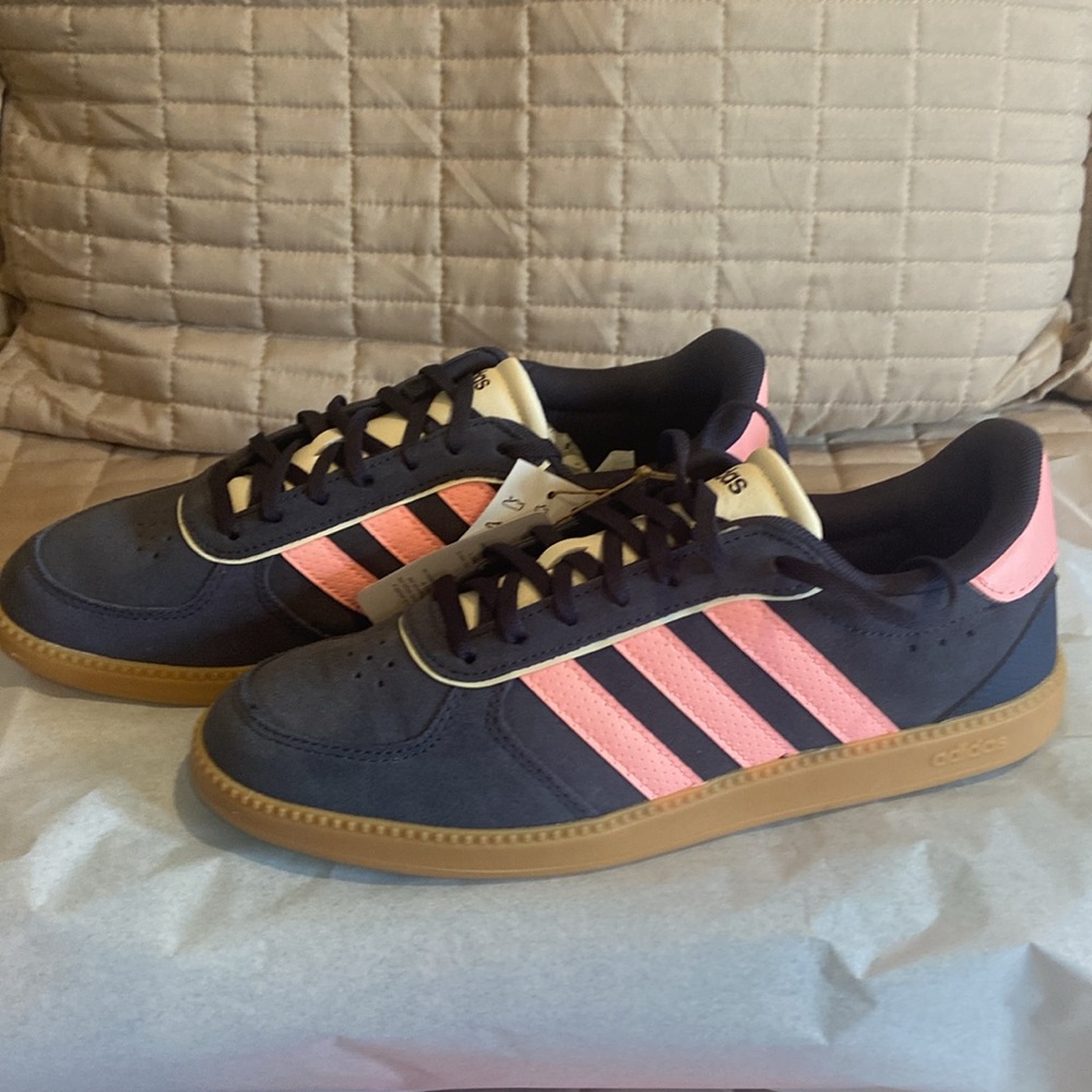 Adidas Breaknet Sleek women’s shoes. New never worn.